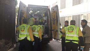 Los sanitarios han tenido que detenerse en el camino para asistir el parto de la mujer.