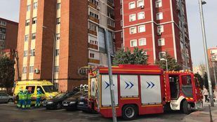Efectivos de emergencias en el lugar del suceso, desde donde han tenido que trasladar al hombre al Hospital de Getafe.