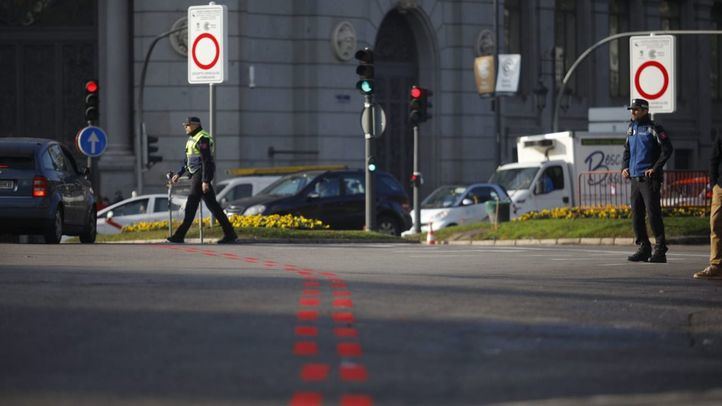 Agentes de movilidad, apoyados por Policía Municipal, han informado en los accesos a los conductores sobre las restricciones, que aún no se aplican