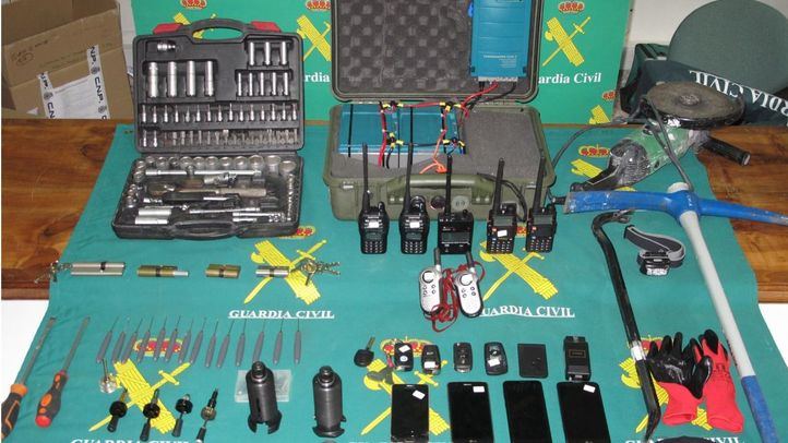 Herramientas, teléfonos y demás objetos requisados a los detenidos.