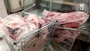 Algunas piezas de carne y pescado se encontraban en neveras rotas, con insectos dentro de ellas.