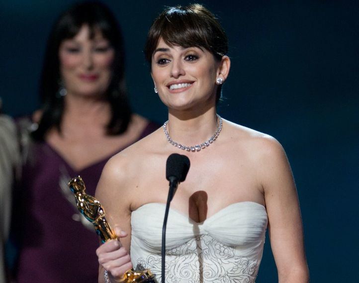Penélope Cruz recoge el Oscar a Mejor Actriz de Reparto en la 81ª ceremonia en el Kodak Theatre de Los Ángeles.