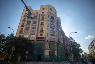 Edificio apuntalado en la calle Santa Engracia número 129.