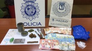 La Policía ha incautado 45 gramos de hachís, 5 de marihuana, 13 envoltorios con cocaína, 1.691 euros en metálico y diversos utensilios para el corte de droga.