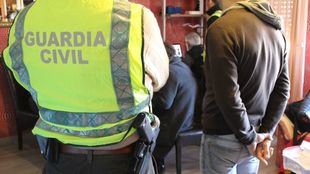 Foto de archivo de la Guardia Civil en el momento de una detención.
