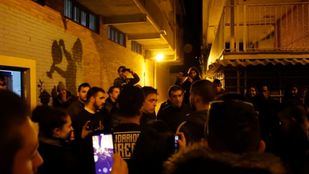 Los jóvenes, que en alguno de los momentos del encuentro explican que son del barrio de toda la vida, afean a Errejón su trabajo.