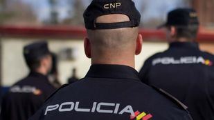 El agente se encontraba en la zona cuando el atracador huía con el dinero en la mano.