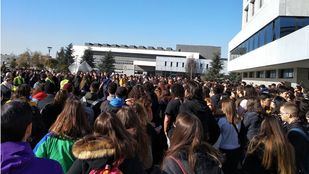 Alumnos de la URJC frente al Rectorado de la Universidad.