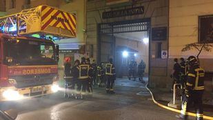 Tres intoxicados leves en el incendio de un cuartel en Chamberí