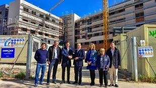 El alcalde visitó el pasado viernes las obras del residencial, que estará operativo después de este verano.