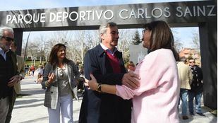 Susana Pérez Quislant junto a Carlos Sainz.