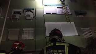 Intoxicados por humo tres vecinos de un bloque incendiado en Carabanchel