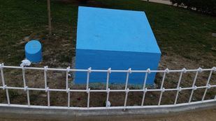 Monolito donde se encontraba la placa homenaje a Sandra Palo.