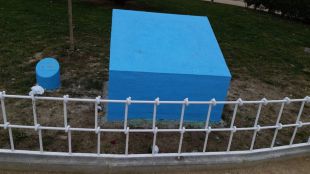 La placa en homenaje a Sandra Palo, tirada a la basura