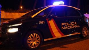Dos policías heridos al evacuar a dos ancianos en un incendio