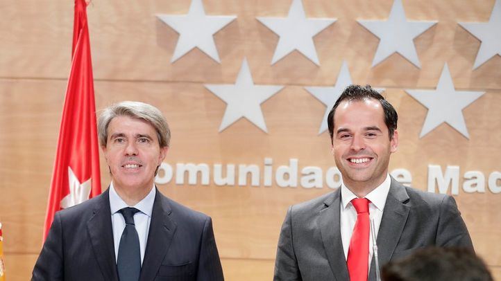 El presidente del Gobierno, Ángel Garrido, y el líder de Ciudadanos en la Comunidad de Madrid, Ignacio Aguado, en la presentación del acuerdo de Presupuestos para el 2019. (Archivo)