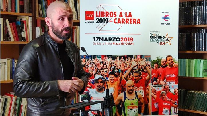El consejero de Cultura y Deportes, Jaime de los Santos, presenta una nueva edición de 'Libros a la carrera'.