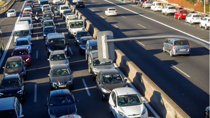 Primer día de los semáforos de la A-5, que han incrementado los atascos en la zona, según la DGT.