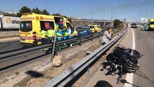 Un motorista pierde la pierna izquierda al chocar contra el quitamiedos