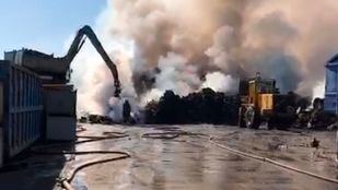 Ocho dotaciones de bomberos continúan refrescando la zona del incendio en una chatarrería de San Fernando.