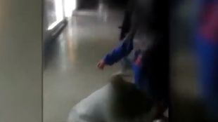 En uno de los vídeos aparecen imágenes de una menor agredida por otras dos chicas, quienes la abofetean y la tiran del pelo.