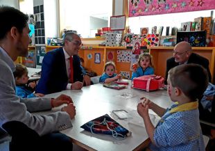 El Consejero de Educación ha visitado el colegio Madre Teresa de Calcuta de Parla, donde ha anunciado la inversión en infraestructuras educativas para la localidad