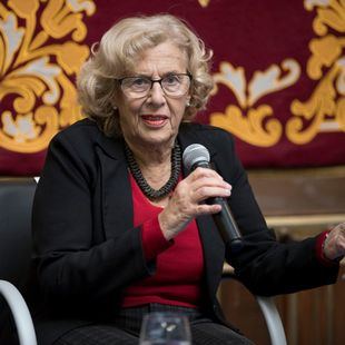 Carmena deja la silla de ruedas y hará la campaña sin muletas
