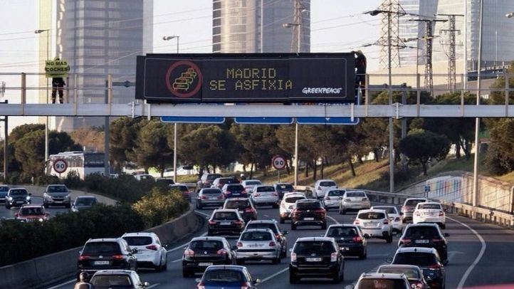 Activistas de Greenpeace despliegan una pancarta en la A-1 contra la contaminación.