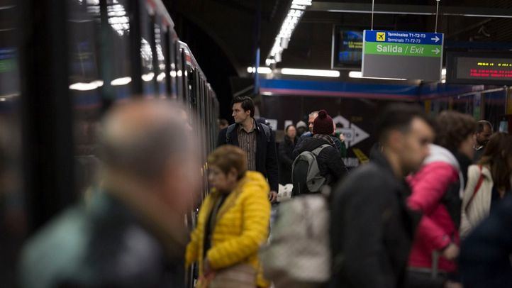 Viajeros en el Metro de Madrid.