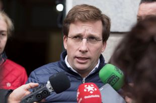 Almeida recupera la limpieza para su campaña entre gritos de "mentiroso"