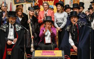 Carmena entierra en el cofre de la sardina los "regalos envenenados" para Madrid