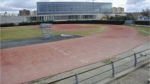 Pistas deportivas en los exteriores del pabellón Andrés Torrejón