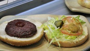 El desembarco de McDonalds en España cambió el mapa de la comida en el centro de Madrid, así como su paisaje comercial.