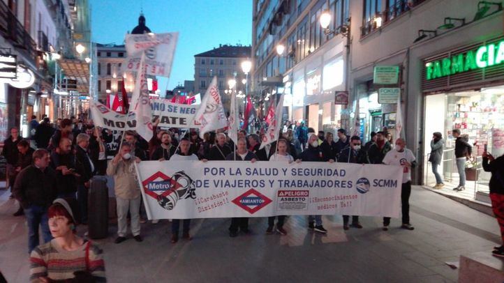 Los trabajadores de Metro de Madrid se manifiestan para pedir un aumento de la plantilla y el desamiantado de la red del suburbano.