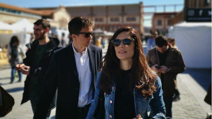 La número dos de Más Madrid, Clara Serra, y el cabeza de lista, Íñigo Errejón, a su llegada al acto en el Matadero de Madrid.