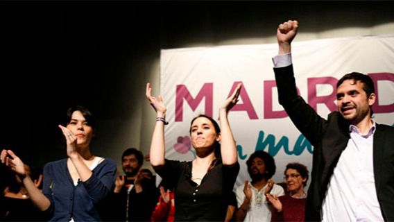 La precandidata de Podemos a la Comunidad, Isa Serra (i), acompañada por Irene Montero y Jesús Santos, en el acto de presentación del programa en Alcorcón.