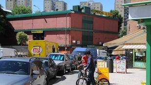 El mercado de la Elipa abrió en 1962 con 113 puestos. Hoy, solo sobreviven siete.