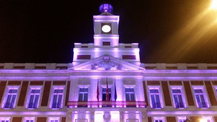 El edificio de la Real Casa de Correos, sede del gobierno de la Comunidad de Madrid, ha encendido sus luces de fachada con el color morado por el Día de la Mujer.