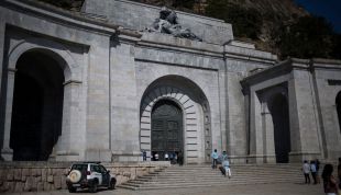 Familiares de víctimas del franquismo acceden por primera vez a la cripta