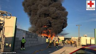 Incendio en una empresa de reciclaje en Alcorcón.