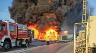 El incendio de una fábrica en Alcorcón, visible en todo Madrid
