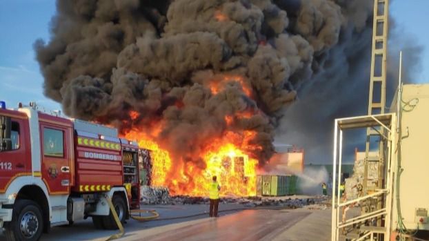 El incendio registrado en un centro de reciclaje de papel de Alcorcón ha sido controlado.
