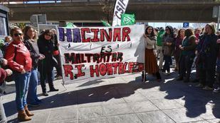 Los trabajadores de Hortaleza se concentran: "Los MENAS están en una situación caótica"