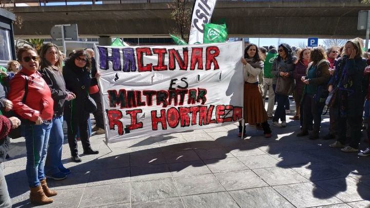 Concentración de los trabajadores del Centro de Primera Acogida Hortaleza