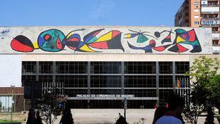 Palacio de Congresos del Paseo de la Castellana, con el característico mural de Miró.