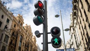 Uno de los semáforos más modernos, situado en la Gran Vía.