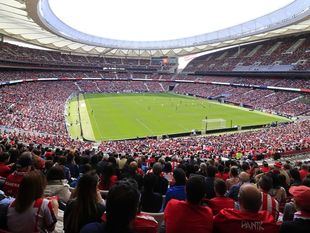 Las jugadoras del Atlético de Madrid y Barça hacen historia en el Wanda