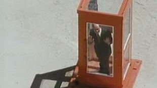 Fotograma de 'La Cabina'.