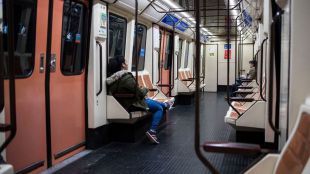 Difundidas varias imágenes de un viajero afilando un cuchillo en Metro