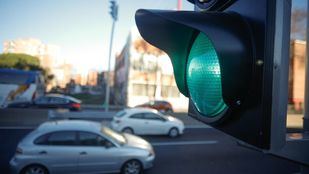 Los semáforos de la A-5 reducen el tráfico de entrada un 10%